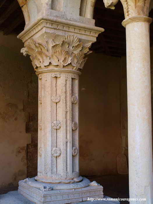 Columna del ángulo suroeste del claustro